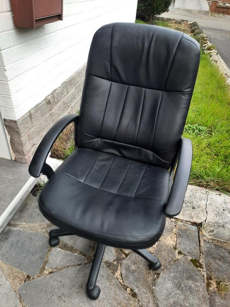 Chaise super état avec accoudoirs et réglage