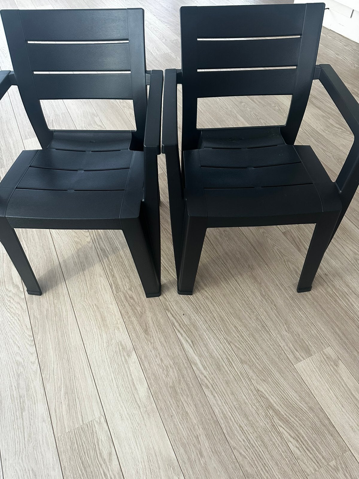 2 zwarte kunststof stoelen met armleuningen – goede staat, Enlèvement, Comme neuf, Synthétique