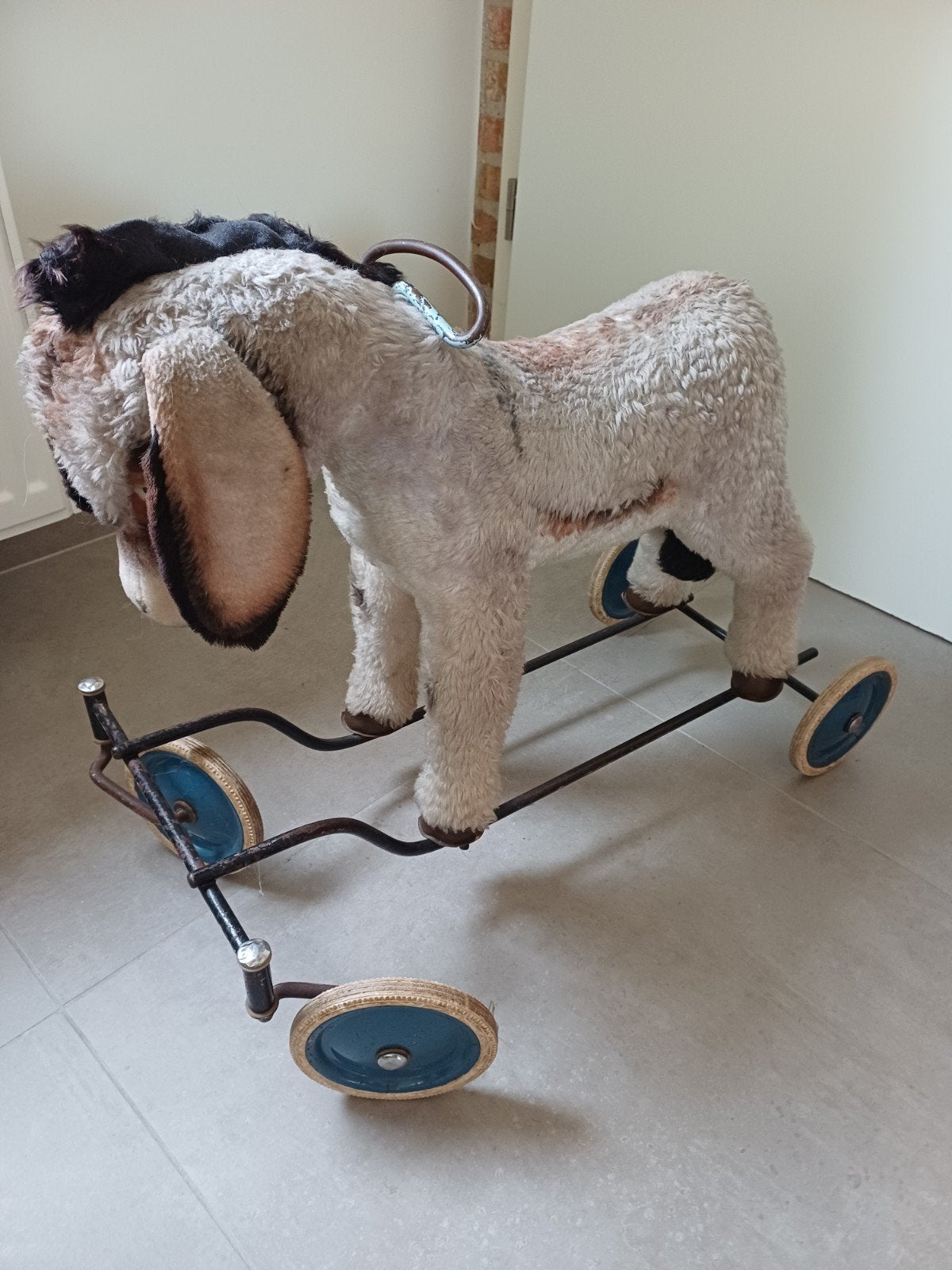 Antiek Steiff ezeltje op wielen jaren '50
66cm l x 52cm h
In, Antiek en Kunst, Ophalen