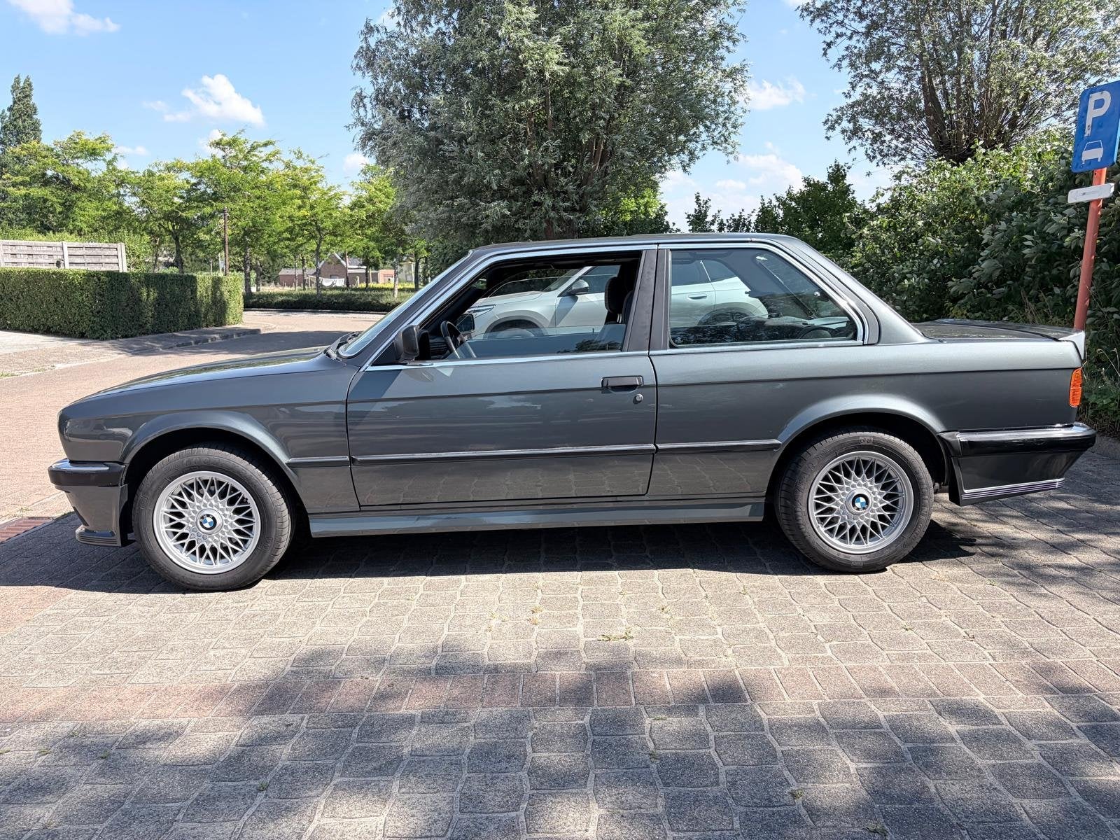 BMW 325 - E30 - Slechts 145000 km - Collectors item, Auto's, 2500 cc, 4 zetels, Bedrijf, Handgeschakeld