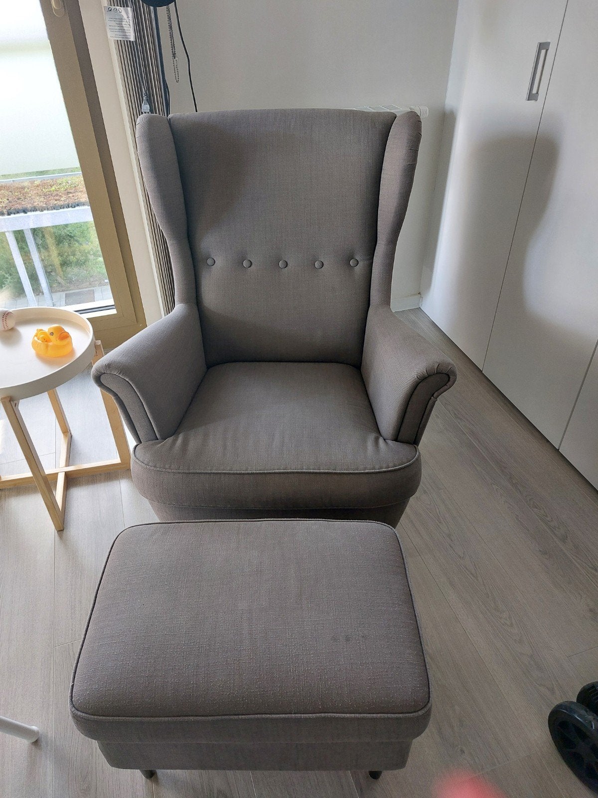 Oor fauteuil met voetenbank, grijs., Enlèvement