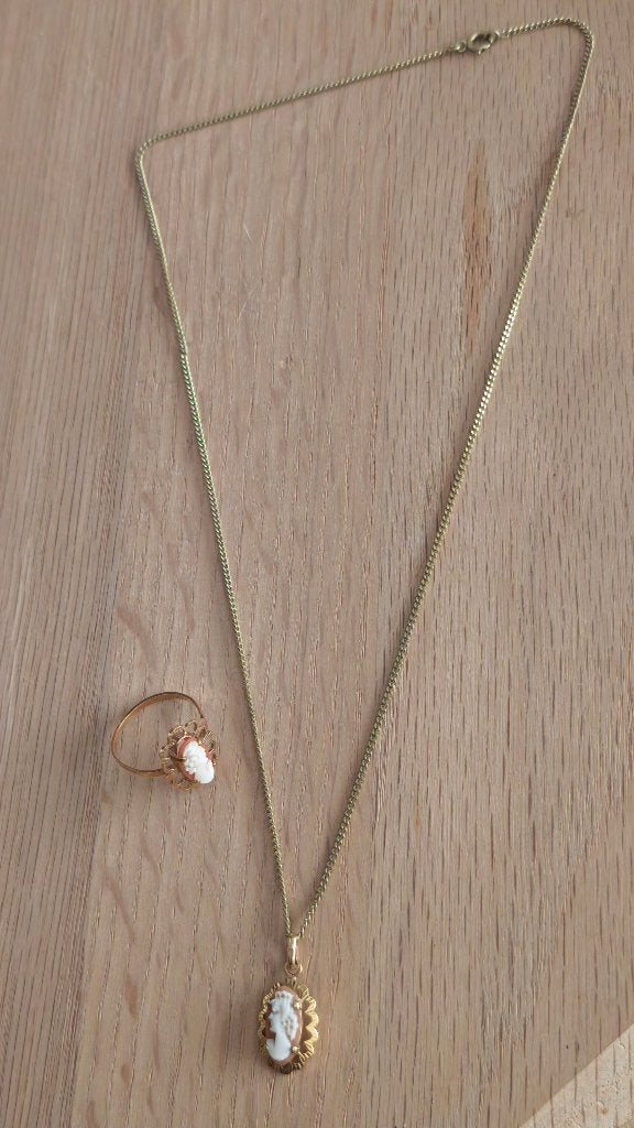 Antieke Camee Sieradenset Geelgoud kleurig – Ketting en Ring, Handtassen en Accessoires, Antieke sieraden, Ophalen of Verzenden