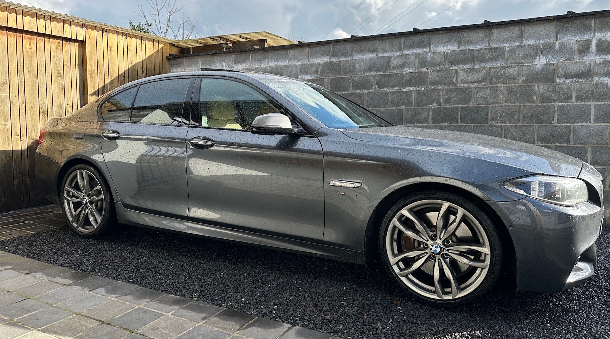 BMW 5 Serie 550 M dXAS Open dak Keyless Led Navi ACC Full Op, Cuir, Carnet d'entretien, 5 portes, 6 cylindres