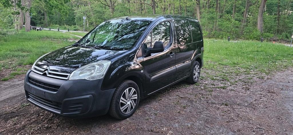 Citroen Berlingo,

Lichte vracht,

3 zitplaatsen vooraan, Auto's, Citroën, 4 deurs, Stof, Euro 6, 1600 cc