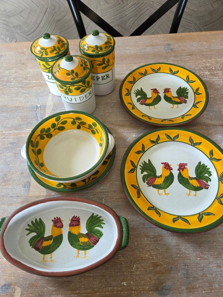 Portugees servies met decoratie van olijftakken en een haan, Huis en Inrichting, Keuken | Servies, Gebruikt, Overige merken, Landelijk/Boerenbont