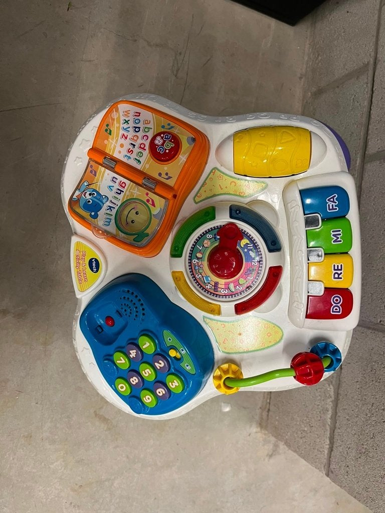 VTech interactieve speeltafel in goede staat., Kinderen en Baby's, Ophalen, Zo goed als nieuw