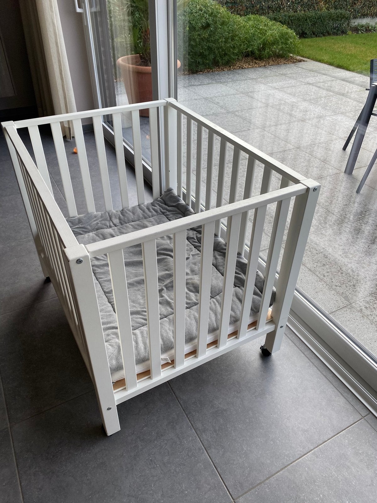 Compleet Quax park mila wit + matras en toebehoren, Kinderen en Baby's, Babyparken, Ophalen, Zo goed als nieuw, Wieltjes