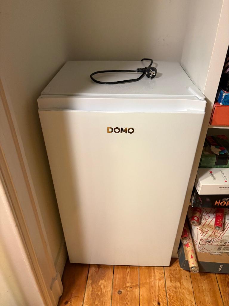 Mini frigo DOMO blanc excellent état, Neuf, Avec compartiment congélateur, 85 à 120 cm, Enlèvement