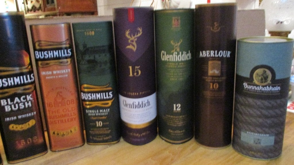 Verzameling lege whisky kokers, Ophalen