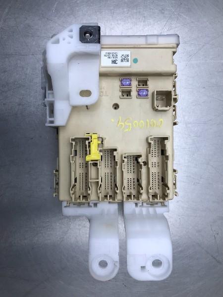 BOITIER FUSIBLES Toyota Auris (E18) (|8922102331|), Utilisé, Toyota