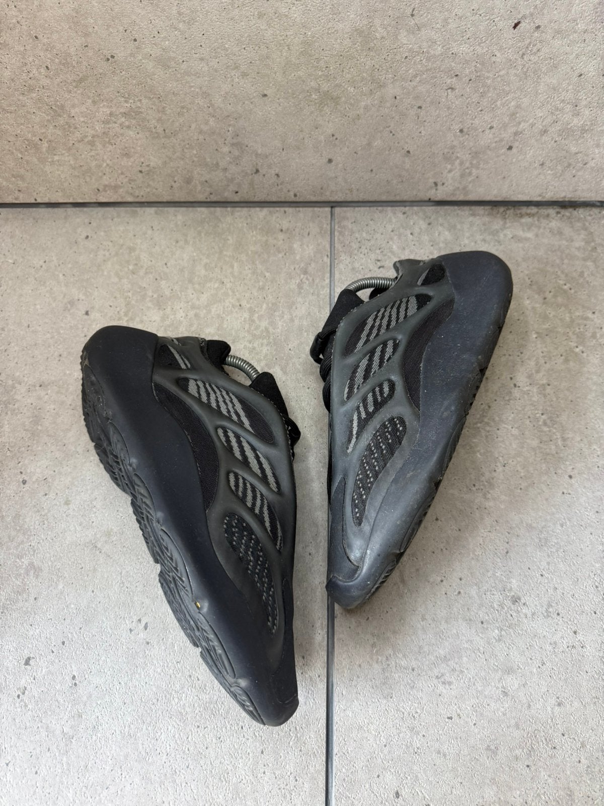 Adidas Yeezy 700 V3 Dark Glow 42, Vêtements | Hommes, Enlèvement ou Envoi, Comme neuf, Baskets, Noir
