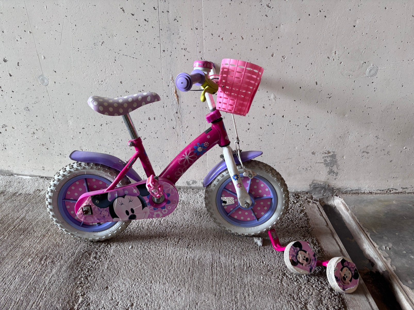 12 inch fietsje, Fietsen en Brommers, Fietsen | Kinderfietsjes, Ophalen, Terugtraprem, Zijwieltjes, Gebruikt