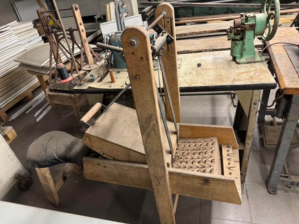 Oude ambacht werktuigen, wol-pluk-machine en een naaispan, Antiek en Kunst, Ophalen