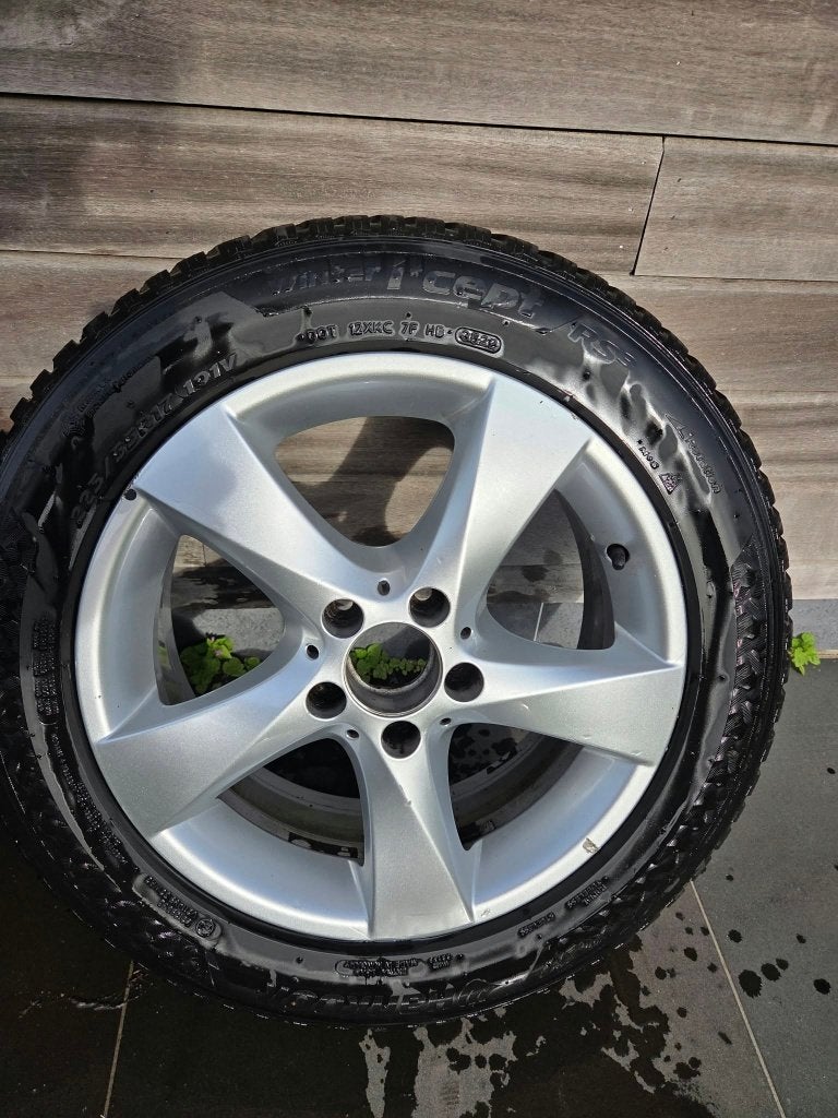 Jantes Mercedes 17 pouces d'origine avec pneus d'hiver, Autos : Pièces & Accessoires, Pneus hiver, Véhicule utilitaire, 17 pouces