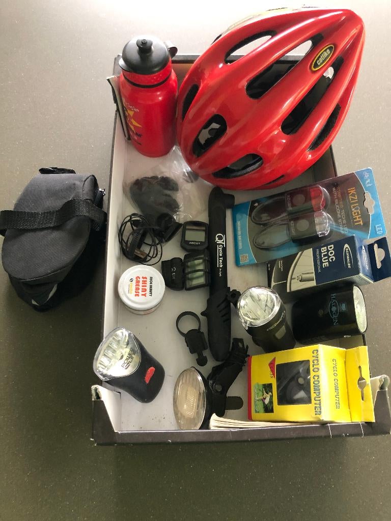 sac de vélo, éclairage , pompe à vélo, bouteille, casque, Enlèvement ou Envoi