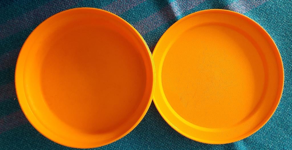 Te koop: Handig orangeTupperware doos, Huis en Inrichting, Keuken | Tupperware, Ophalen, Oranje