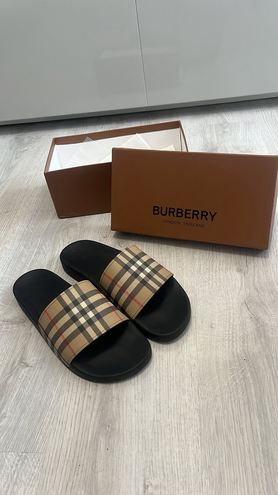 Chaussons Burberry taille 44, Enlèvement ou Envoi, Comme neuf