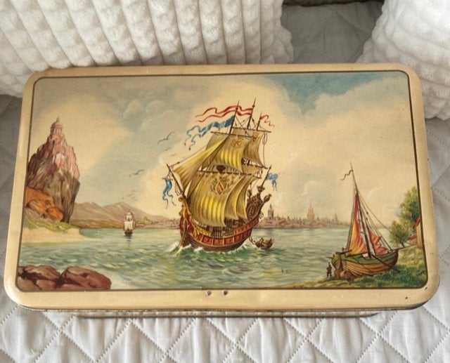 Belle boîte vintage en métal avec des voiliers sur la mer, Enlèvement ou Envoi, Comme neuf, Biscuits, Verkade
