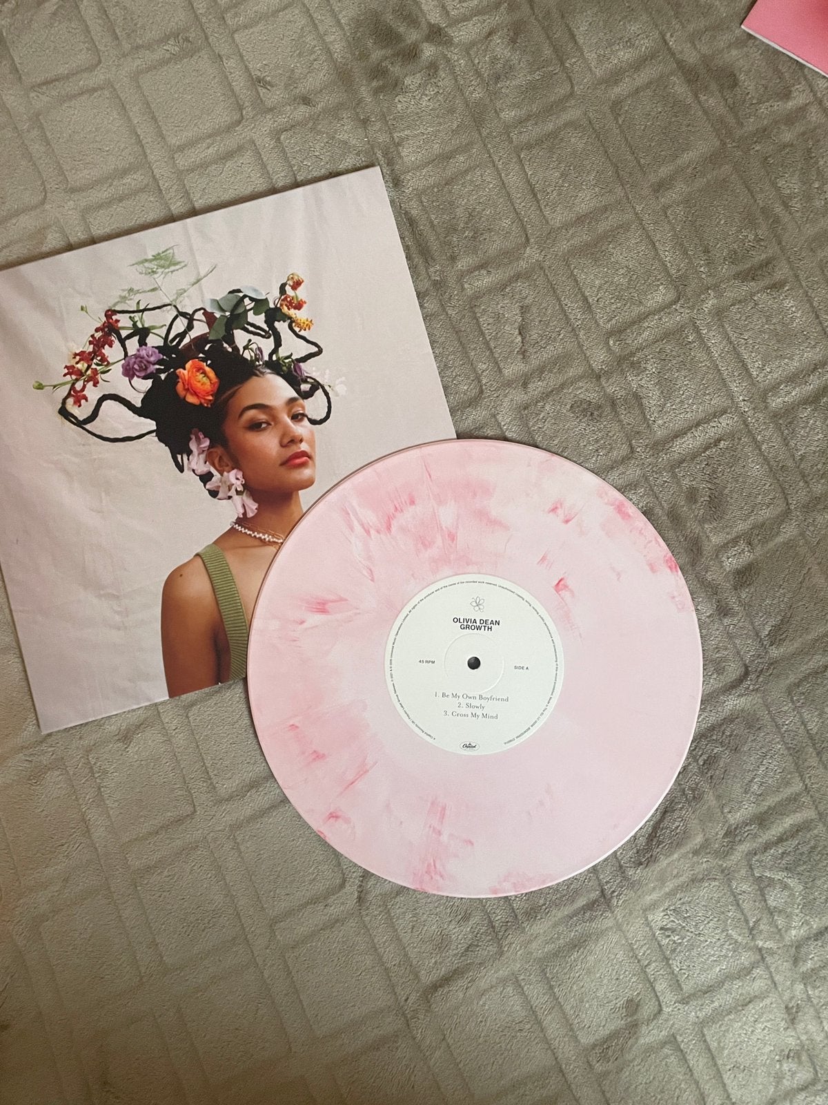 Olivia Dean 10’’ Marbled pink Growth vinyl, Enlèvement ou Envoi, Pop, Vinyle coloré, Neuf, dans son emballage