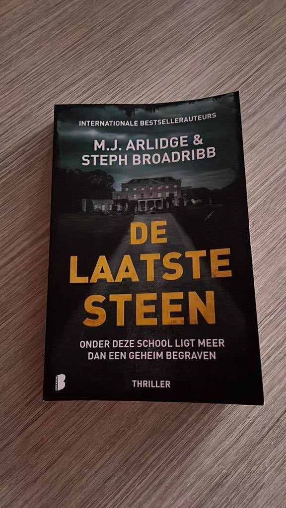 M.J. Arlidge - De laatste steen, Ophalen, M.J. Arlidge; Steph Broadribb