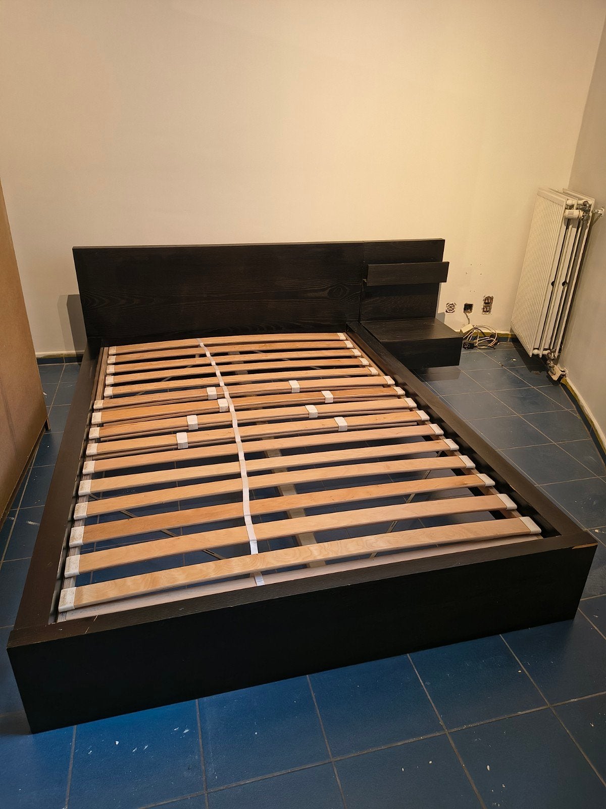 Bed + lattenbodem + nachtkastje, Ophalen, 140 cm