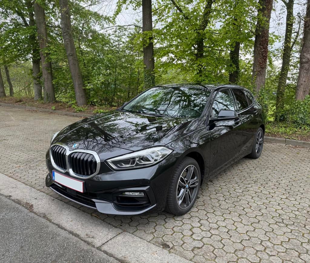 BMW 118iA (2020), Auto's, BMW, Particulier, 1 Reeks, Benzine, 5 deurs, Automaat, Zwart, Zwart, Leder en Stof, Voorwielaandrijving