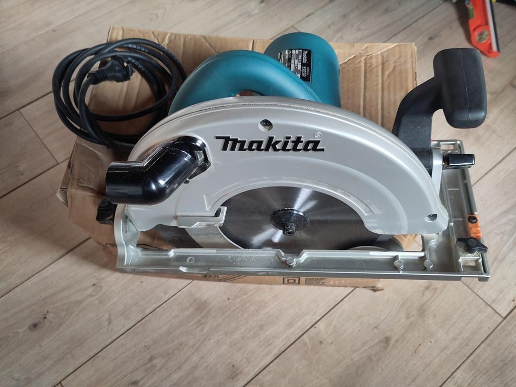 Scie circulaire Makita, Bricolage & Construction, 1200 watts ou plus, Comme neuf, Enlèvement, Makita