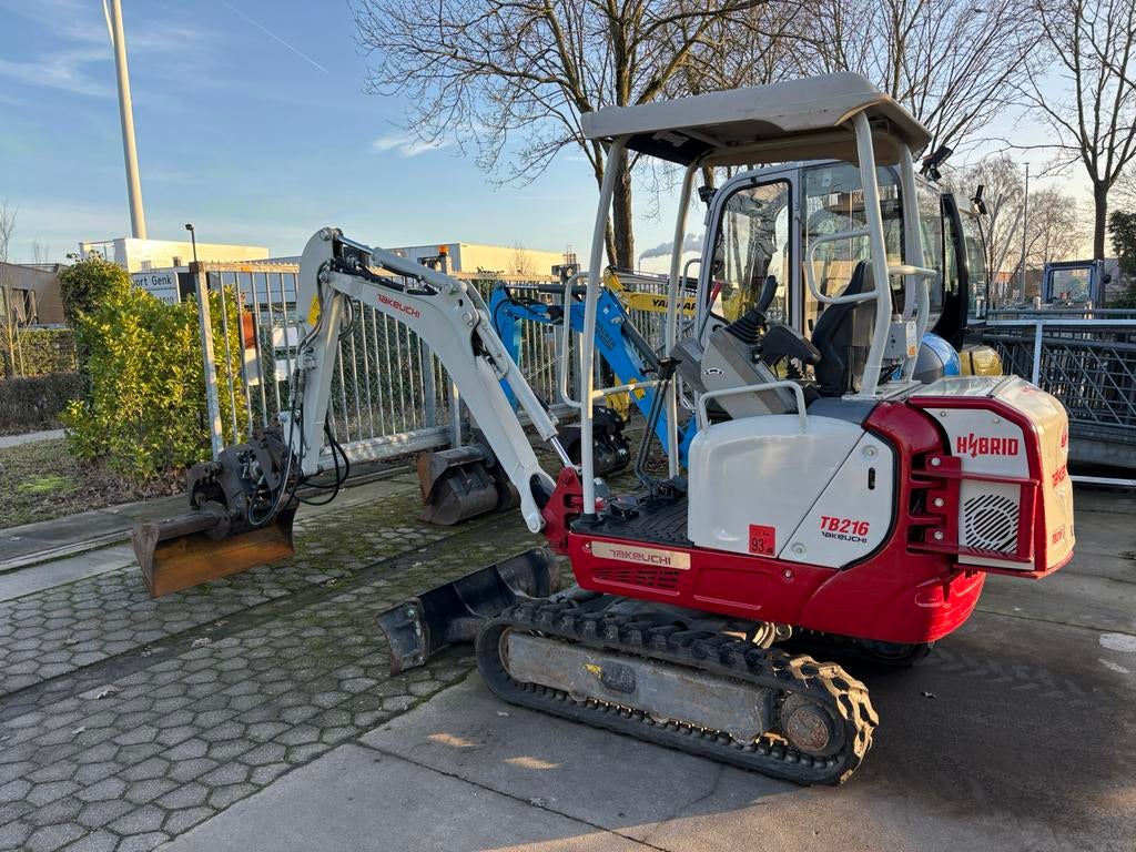Minigraver graafmachine takeuchi TB216H Hybrid hybride kraan, Articles professionnels, Machines & Construction | Grues & Excavatrices