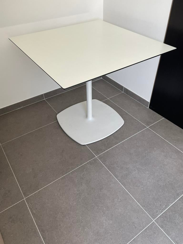 Tafel met eijzer voet Pedrali, Ophalen, Zo goed als nieuw