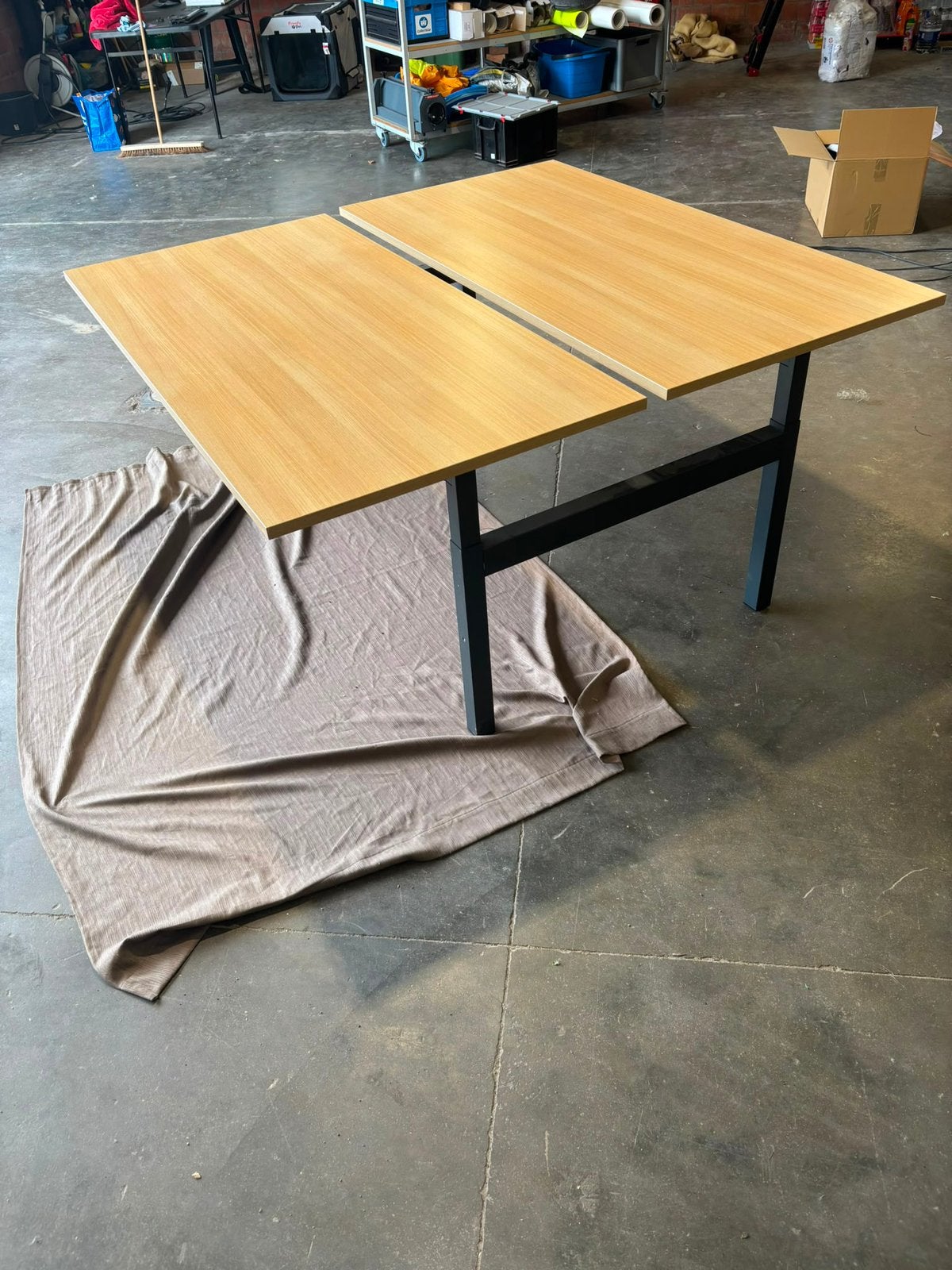 Verschillende bureaus, Ophalen, Gebruikt, Hout, In hoogte verstelbaar