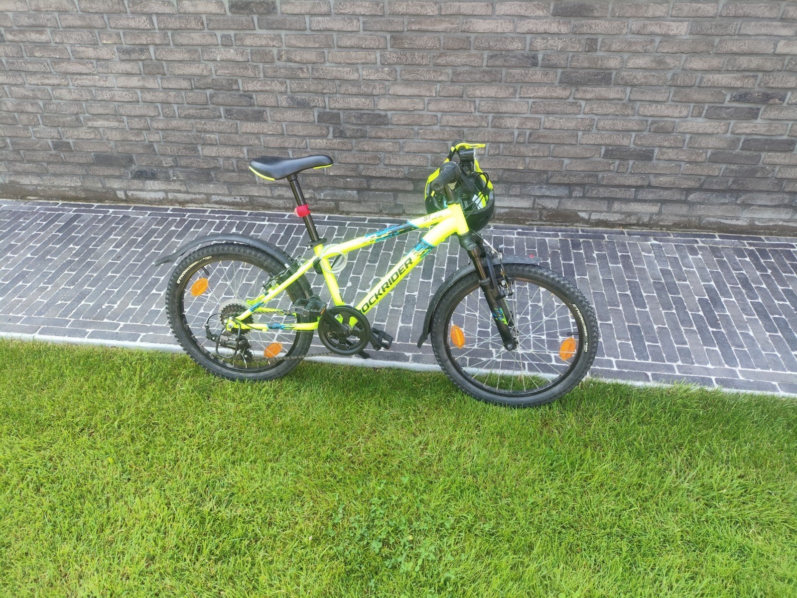 Kinderfiets 6-9 jaar met6 versnellingen, helm erbij, Fietsen en Brommers, Ophalen, Zo goed als nieuw