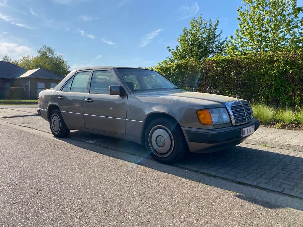Mercedes 200D oldtimer, Autos, Mercedes-Benz, Particulier, Verrouillage central, Diesel, Boîte manuelle, Enlèvement