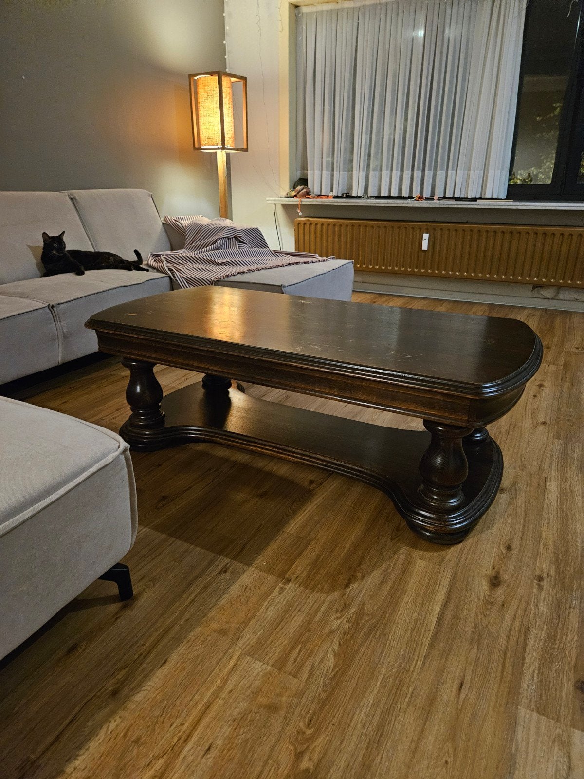 Klassieke houten salontafel met lade en onderblad

Stevige,, Ophalen