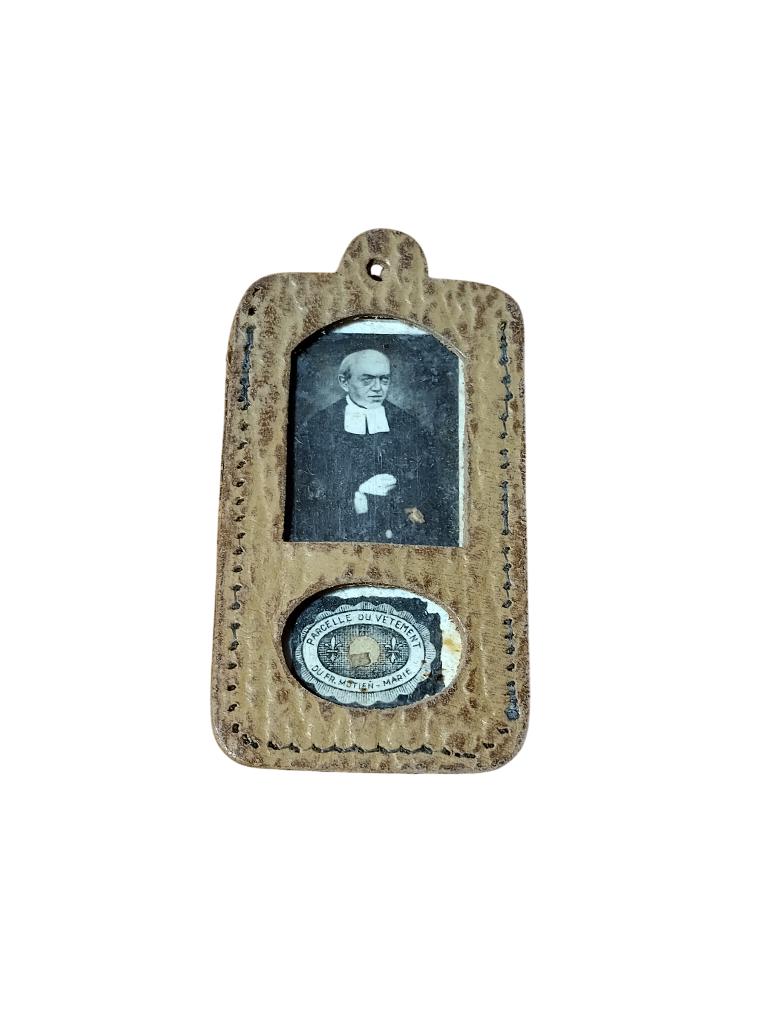 Vintage medaille en kledingstuk van broeder Mutien-Marie, Ophalen