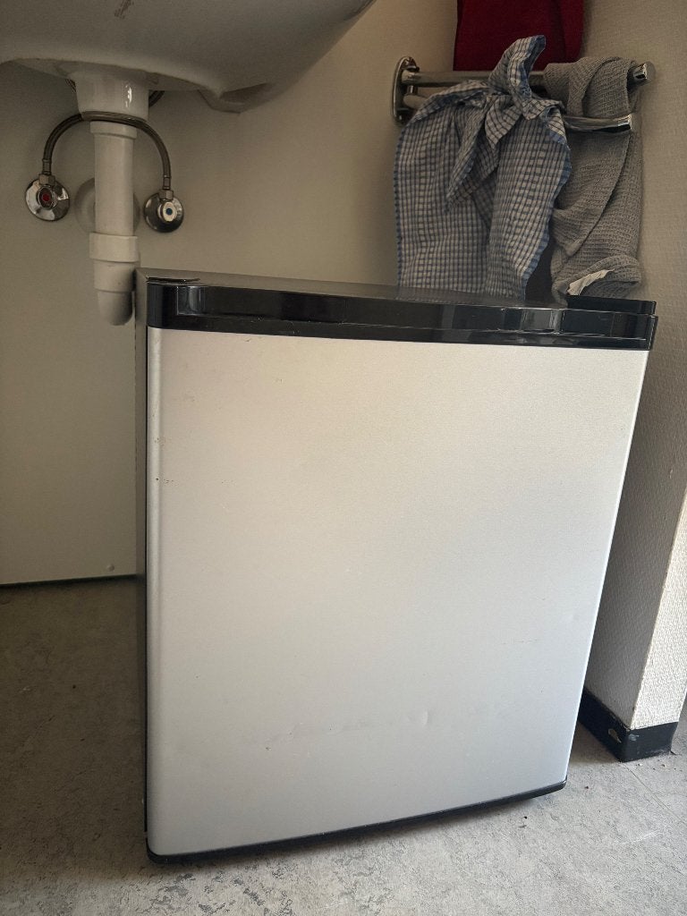 Kleine frigo zwart-zilver, Elektronische apparatuur, Ophalen, Minder dan 75 liter, Zonder vriesvak, Gebruikt