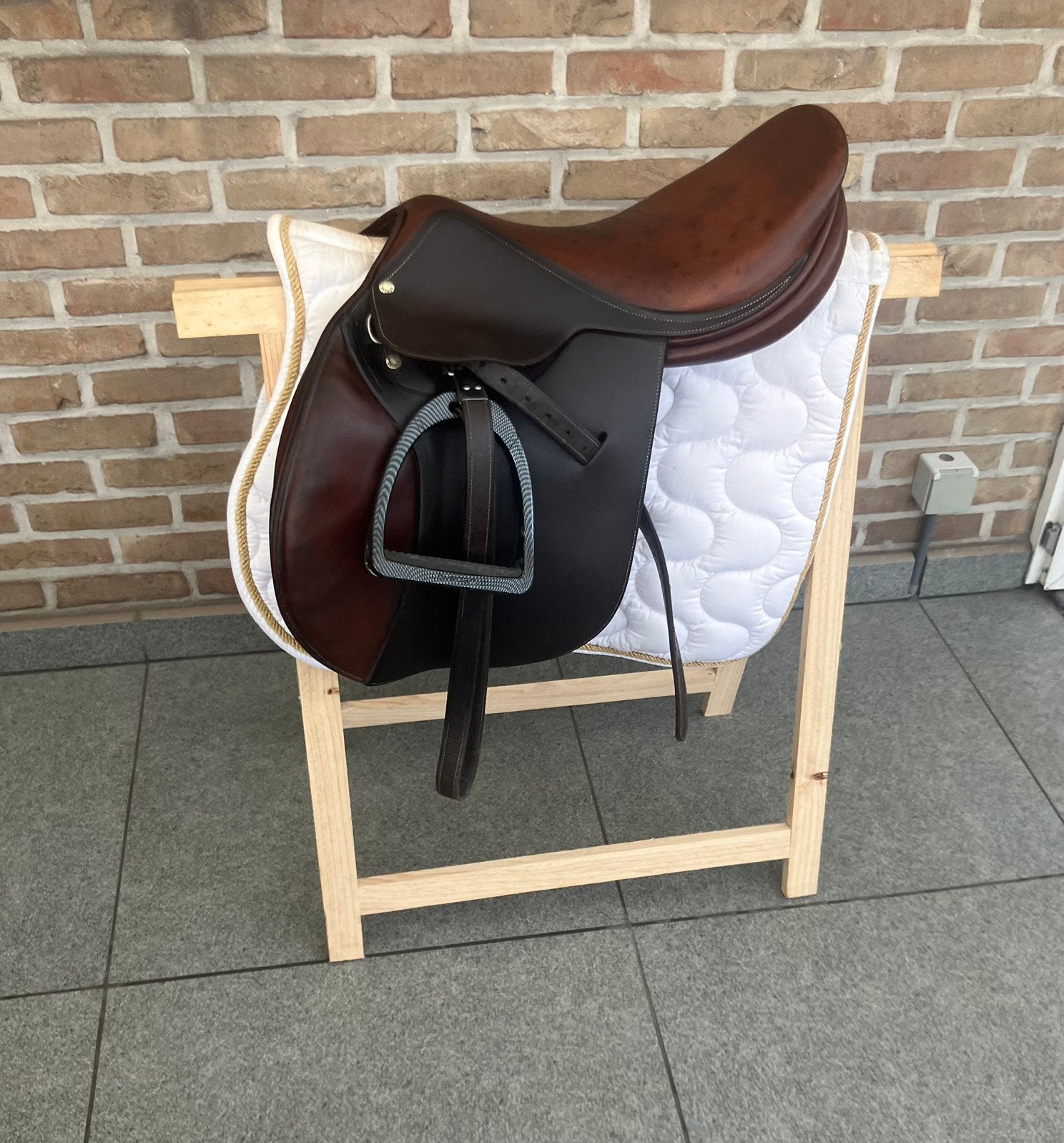 Springzadel Butet 17 inch met toebehoren, Dieren en Toebehoren, Ophalen of Verzenden, Zo goed als nieuw, Bruin, Stijgbeugels
