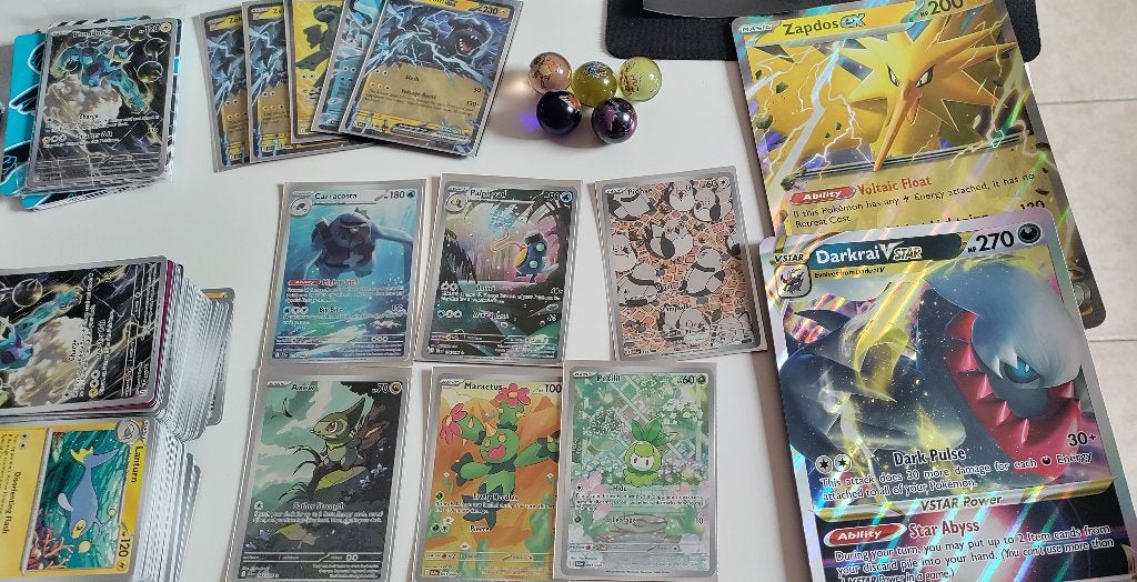 Pokémon lot ( Kaarten , sleeves , knikkers etc.. ), Ophalen of Verzenden, Zo goed als nieuw, Meerdere kaarten, Foil