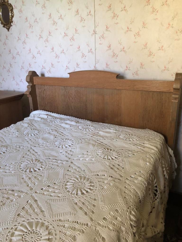 Lit ancien en chêne + 2 tables de chevet, Utilisé