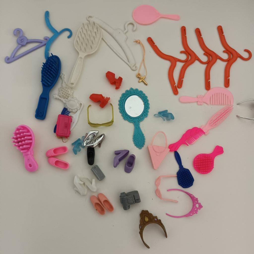 Barbie spulletjes kammen, haarborstel schoenen kroontjes enz, Enlèvement ou Envoi, Comme neuf