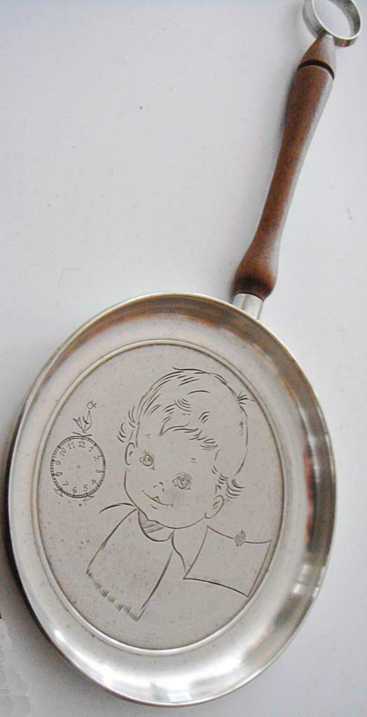 Assiette en  étain (92%) + manche en bois pour naissance, Maison & Meubles, Accessoires pour la Maison | Décorations murale, Neuf