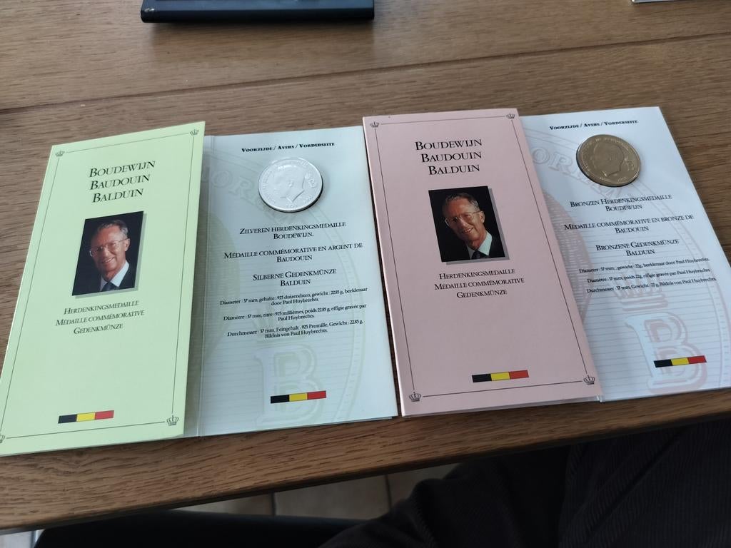 Mapjes Koning Boudewijn met zilveren en bronzen medaille., Ophalen of Verzenden