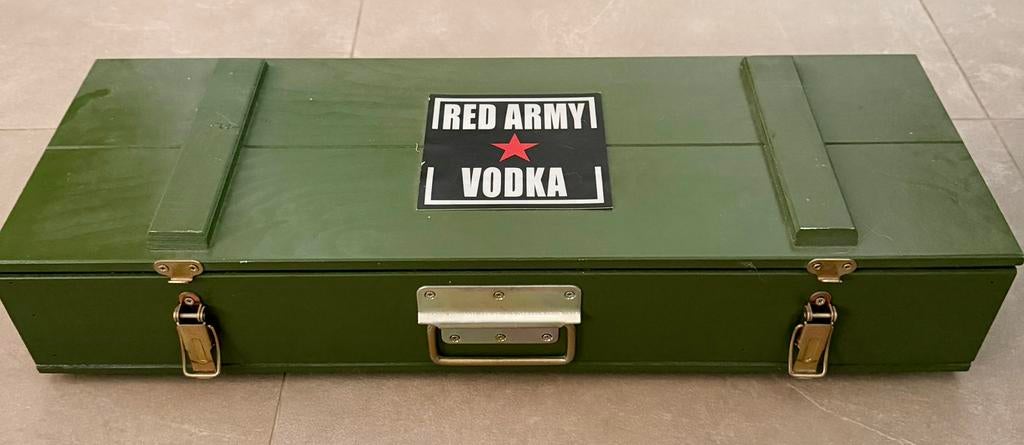 Red army ak 47 fles met kist en de likeur in vorm granaat, Ophalen of Verzenden, Nieuw