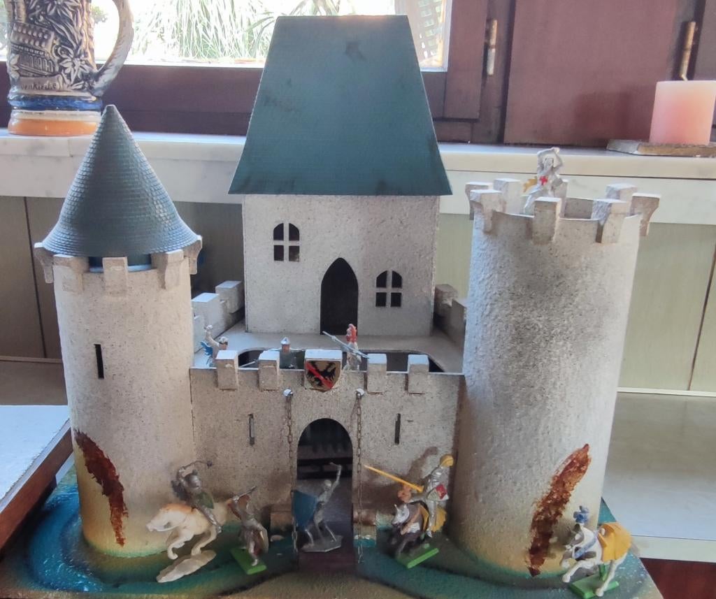 Kasteel te koop met ridderfiguurtjes, Enlèvement, Utilisé