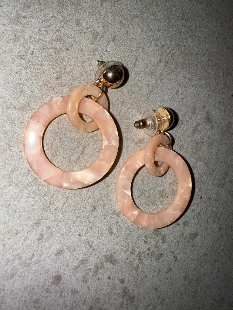 Boucles d’oreilles Six rose, Bijoux, Sacs & Beauté, Boucles d'oreilles, Enlèvement ou Envoi, Comme neuf, Rose, Pendantes