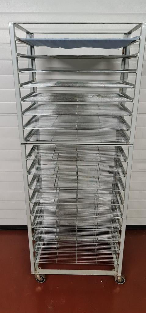 Étagère avec grilles, Enlèvement