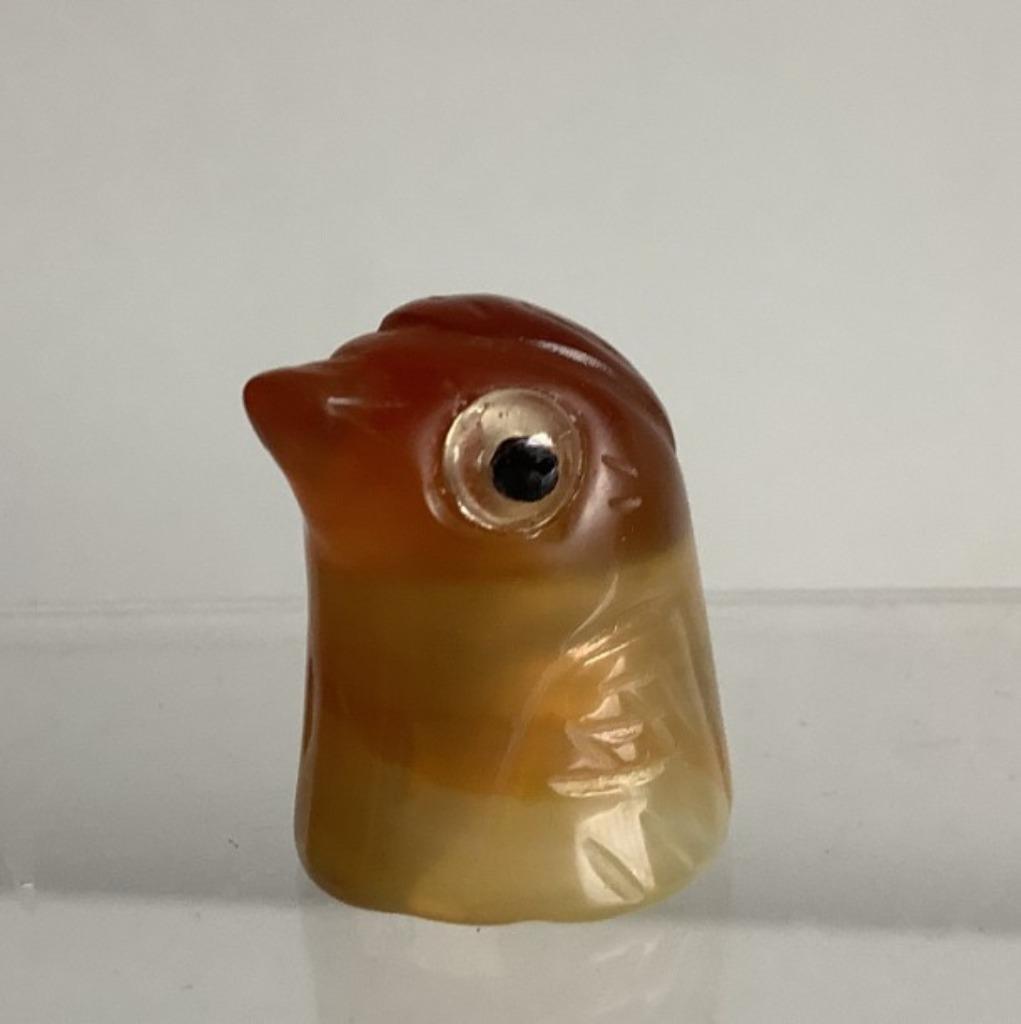 Joli dé à oiseaux sculpté en agate brune, Collections, Dés à coudre, Comme neuf, Autres matériaux, Relief, Enlèvement ou Envoi