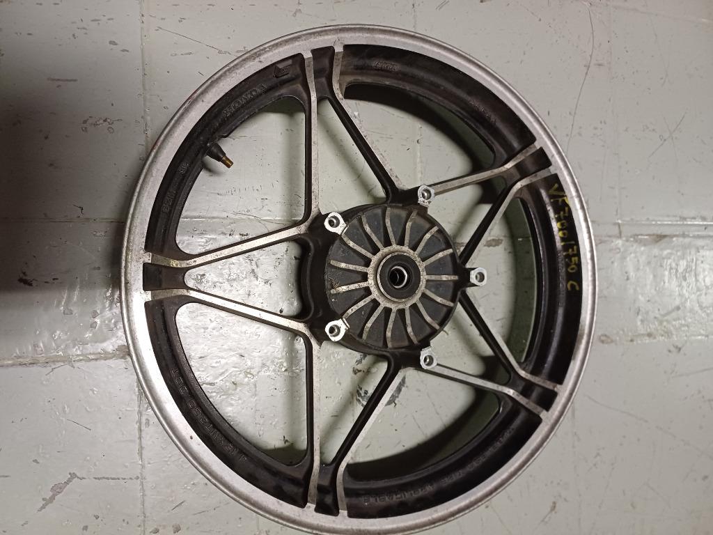 honda magna vf700/750c van '83-'85 voorwiel velg, Enlèvement ou Envoi, Utilisé