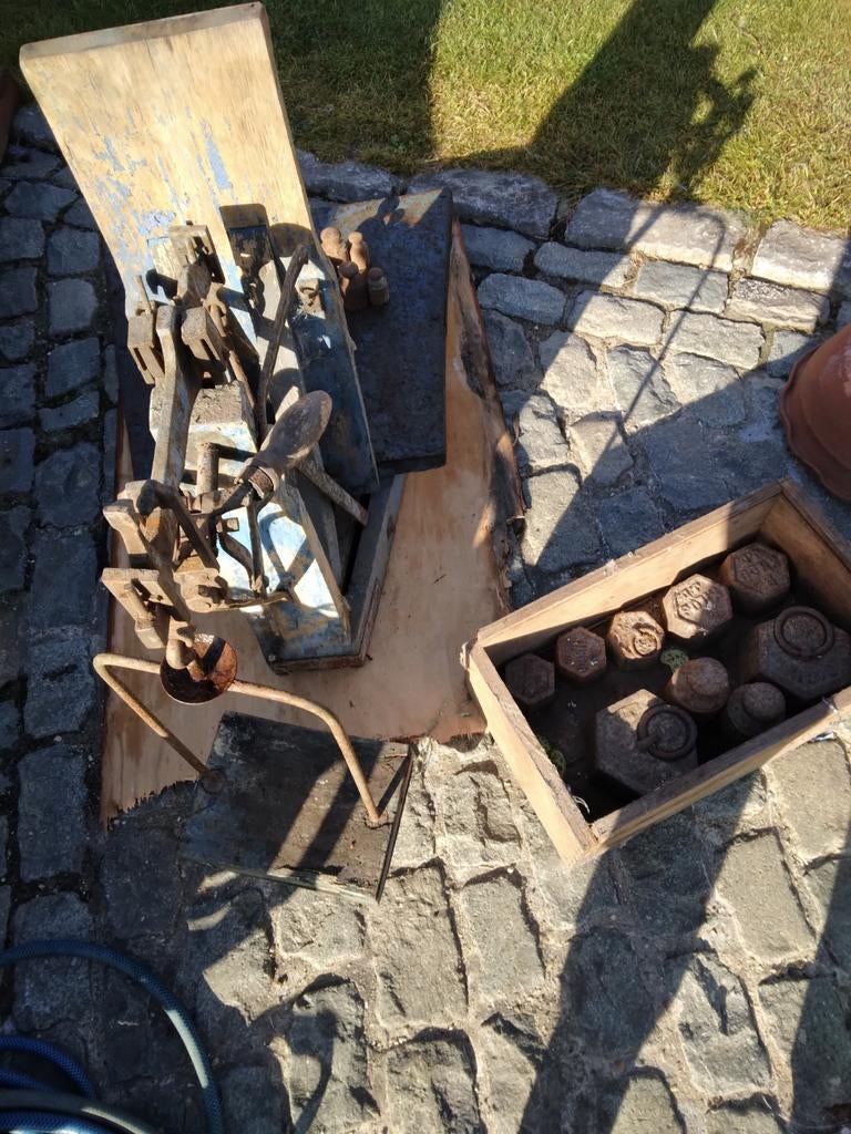 Oude bascule met 21 gewichten, Ophalen