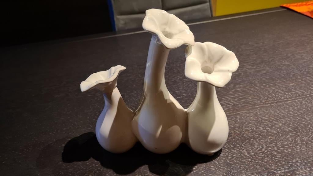 Vase blanc triple soliflore, Enlèvement