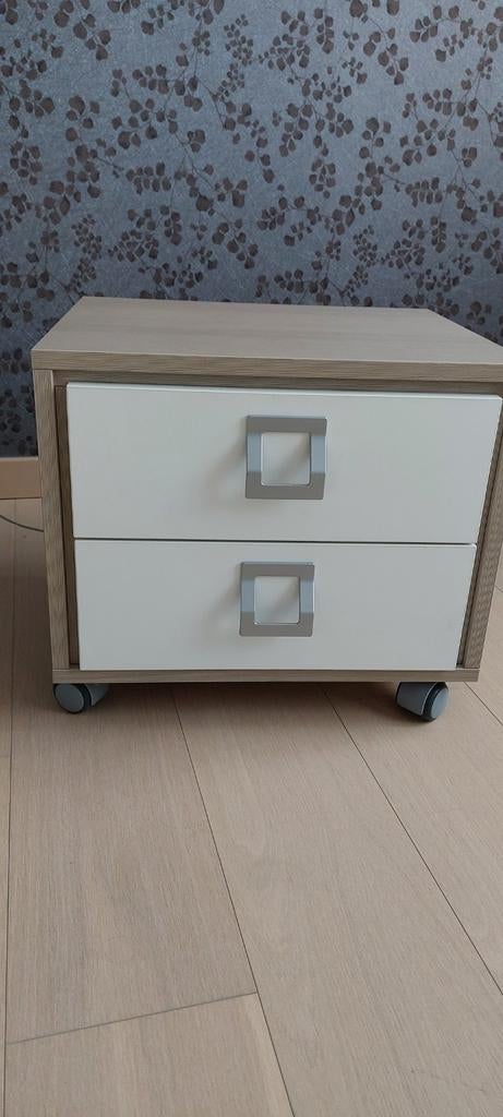 Nachttafel op wieltjes, Ophalen